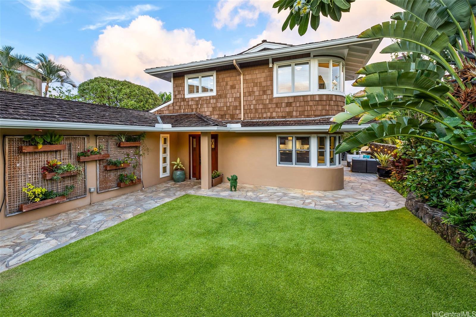 223 Kaalawai Place Honolulu, HI 96816