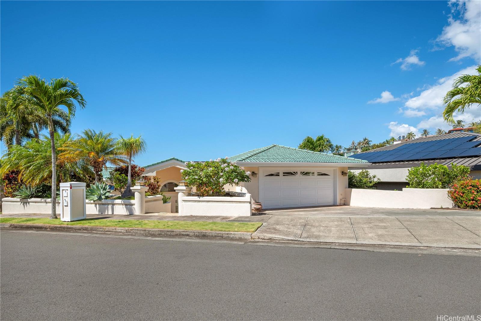 637 Kahiau Loop Honolulu, HI 96821