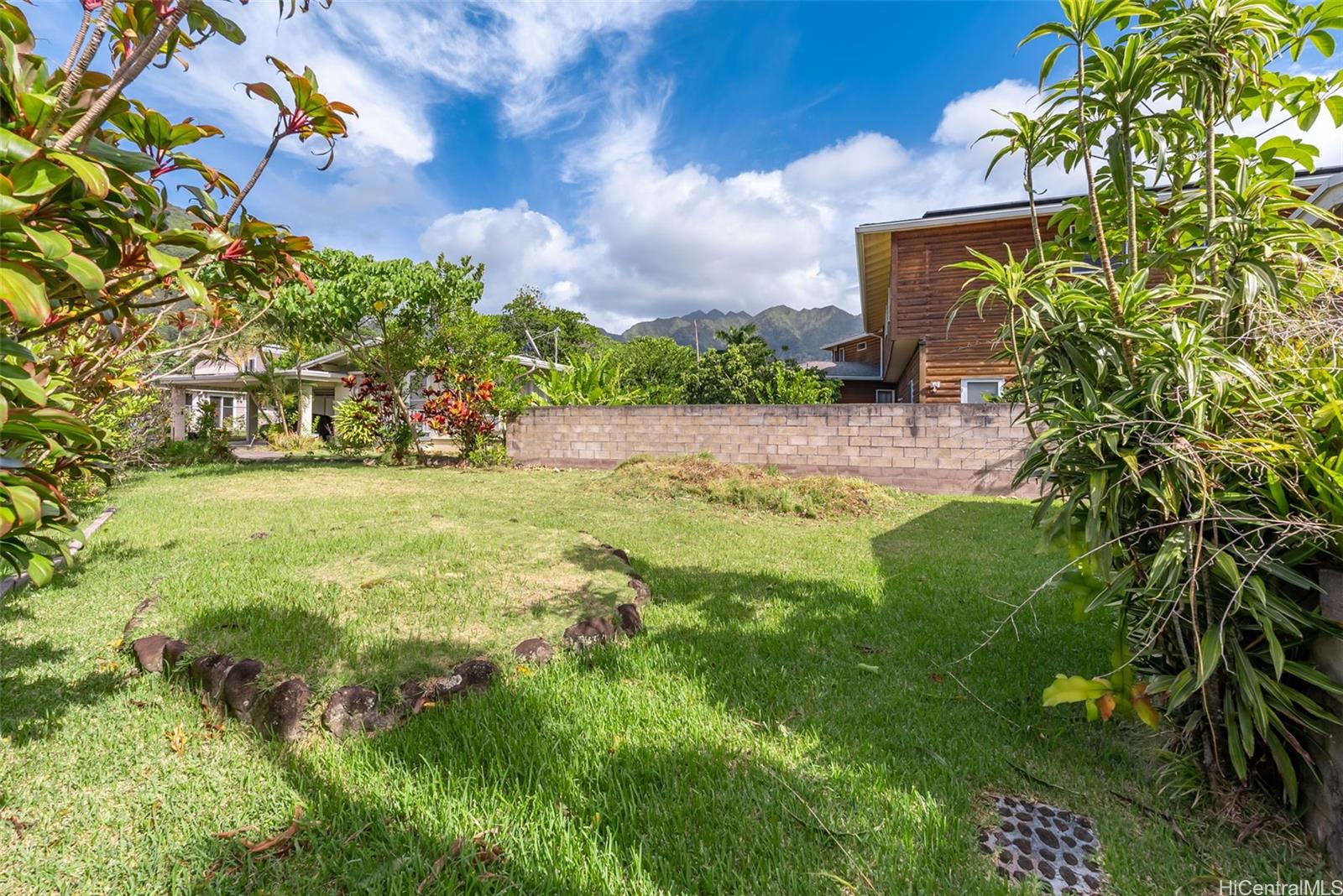 3264 Pawaina Street Honolulu, HI 96822