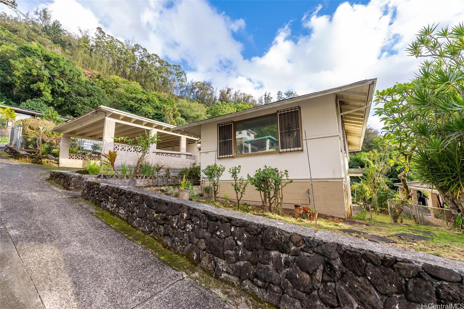 1716 Kuikele Street Honolulu, HI 96819