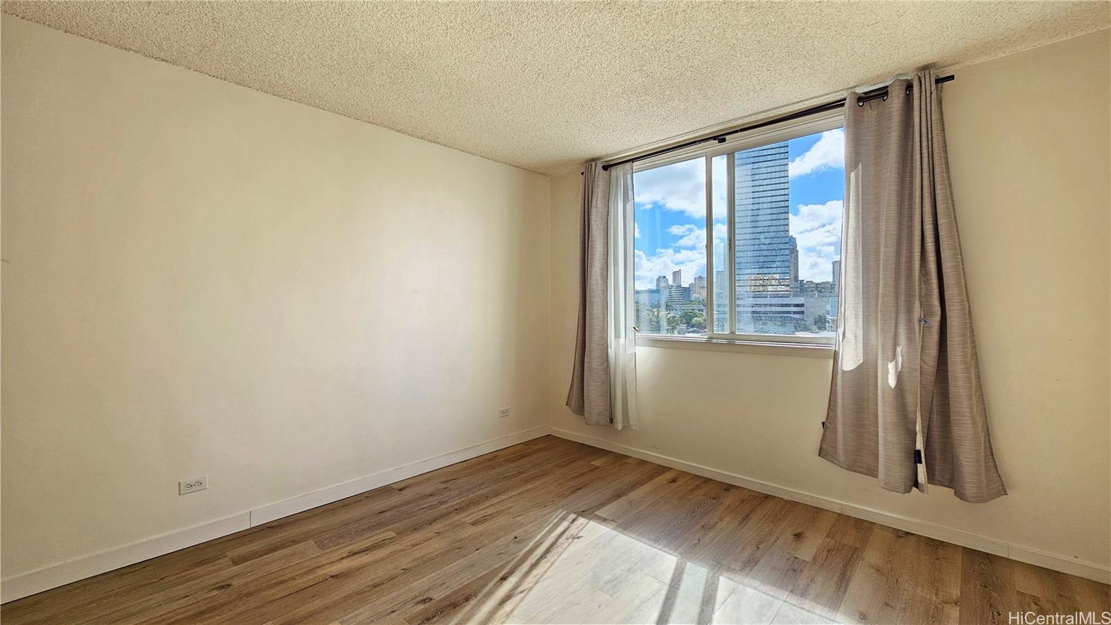 1670 Kalakaua Avenue #403, Honolulu, HI 96826