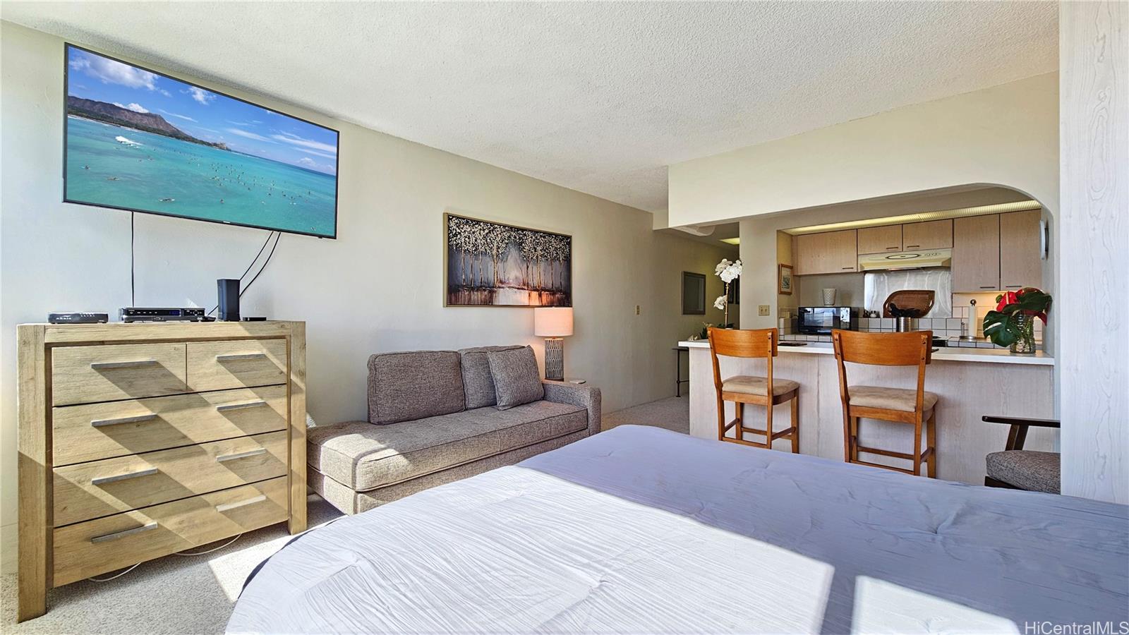 2500 Kalakaua Avenue #1606, Honolulu, HI 96815