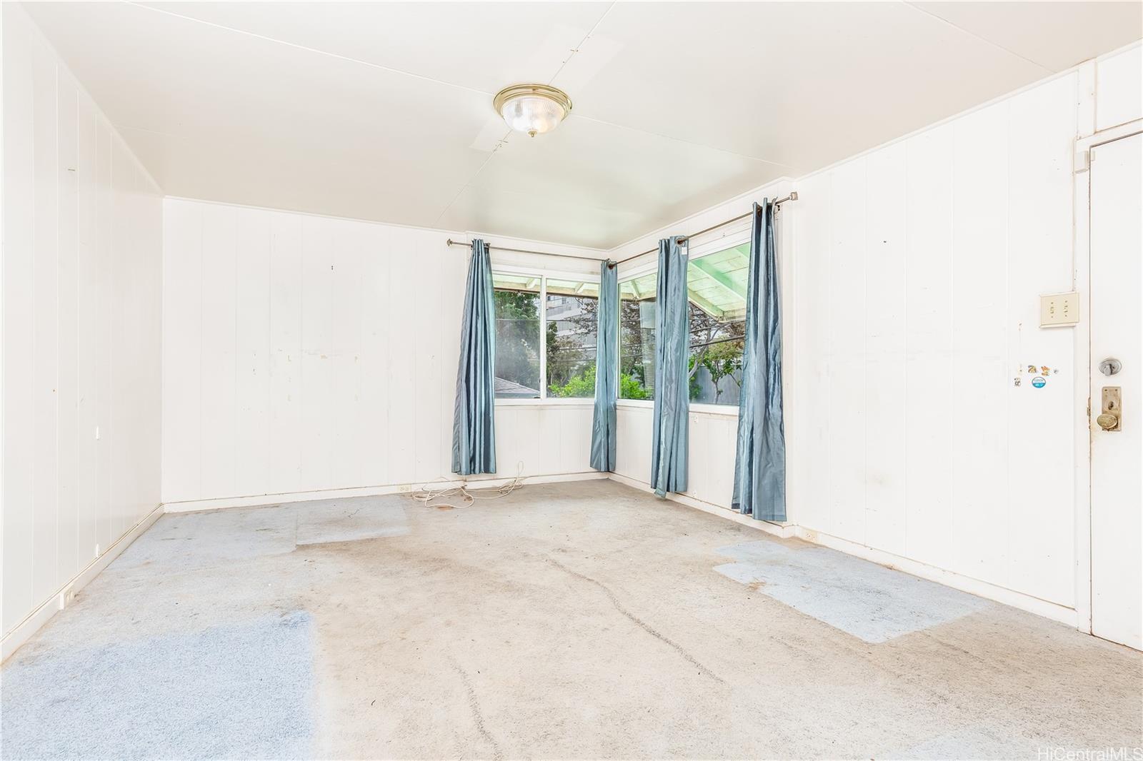 1112 Kamaile Street Honolulu, HI 96814